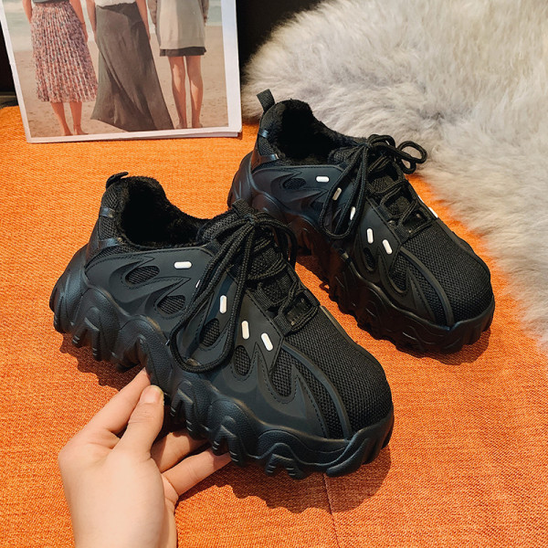 Aktuális női tornacipő durva és magas talppal, öko bőrből