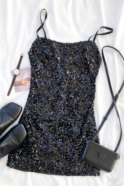 Lühike naiste kleidiga liibuv mudel õhukeste rihmade ja litritega