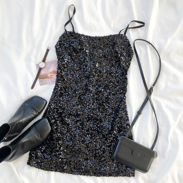 Lühike naiste kleidiga liibuv mudel õhukeste rihmade ja litritega