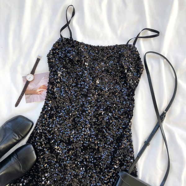 Lühike naiste kleidiga liibuv mudel õhukeste rihmade ja litritega