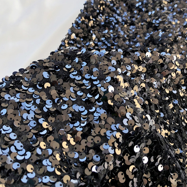 Lühike naiste kleidiga liibuv mudel õhukeste rihmade ja litritega