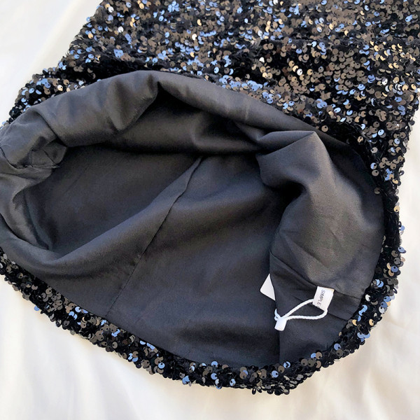 Lühike naiste kleidiga liibuv mudel õhukeste rihmade ja litritega