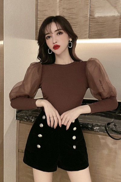 Vékony pulóver tüll ujjal