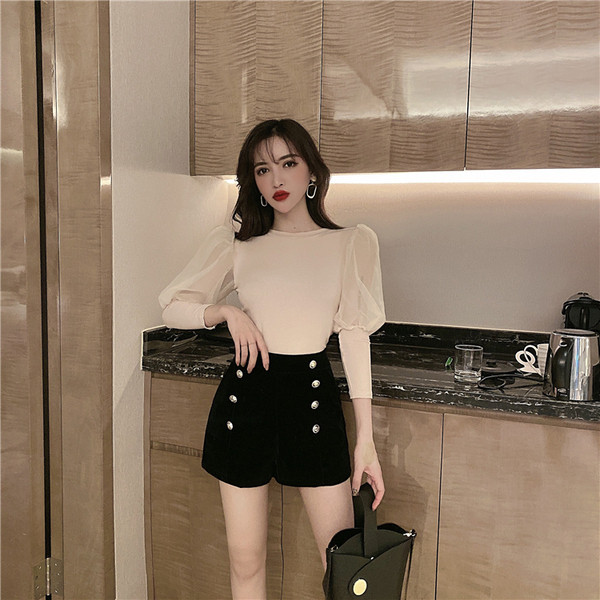 Vékony pulóver tüll ujjal