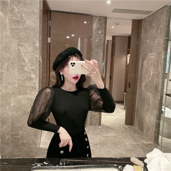 Vékony pulóver tüll ujjal