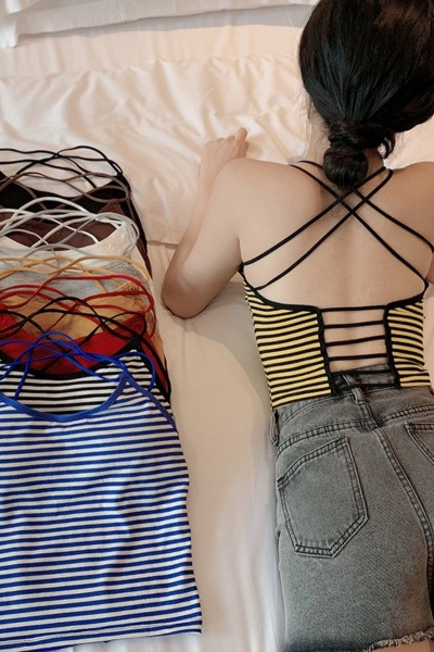 Napi felső vékony pánttal és csupasz háttal - két modell