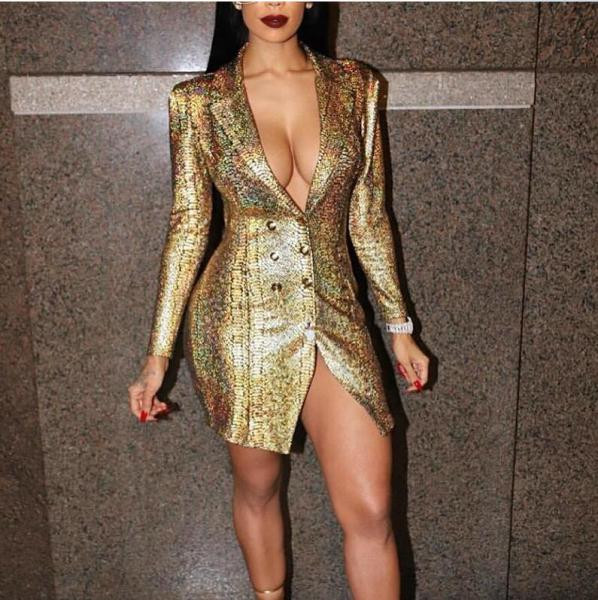 Stílusos női ruha Karcsú modell mély nyakkivágással, hosszú ujjakkal és gombokkal