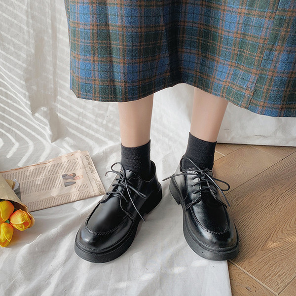 Modern női alkalmi cipő, lapos talppal ökobőrből - két modell