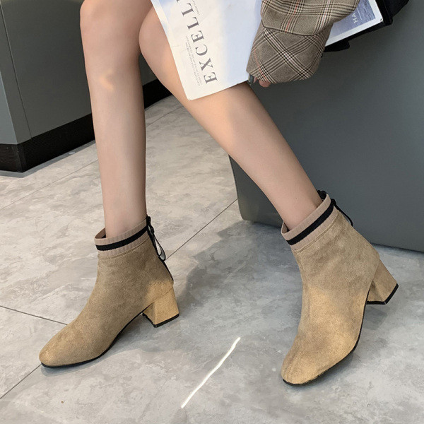 Modern női velúr csizma vastag sarkú hegyes modellel