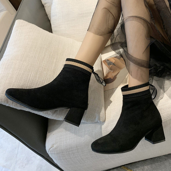 Modern női velúr csizma vastag sarkú hegyes modellel