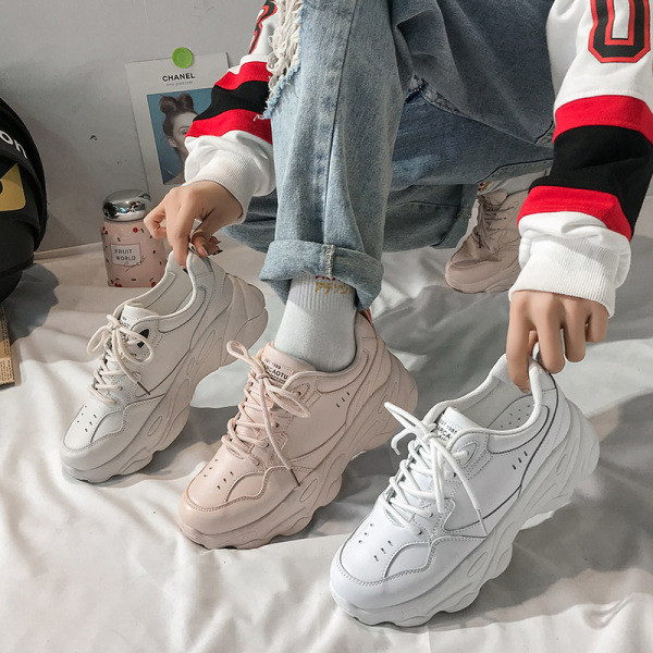 Sport és alkalmi női tornacipő eko bőrből készült durva talppal