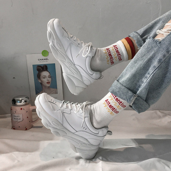 Sport és alkalmi női tornacipő eko bőrből készült durva talppal