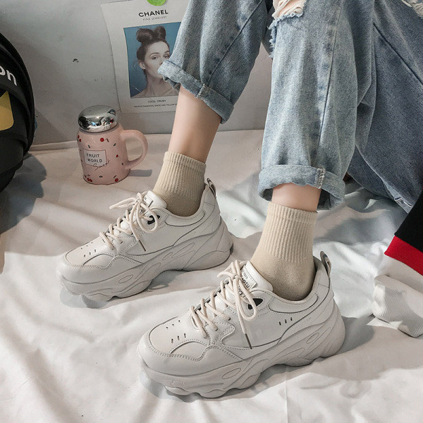 Sport és alkalmi női tornacipő eko bőrből készült durva talppal