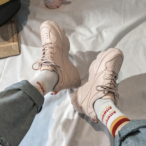 Sport és alkalmi női tornacipő eko bőrből készült durva talppal