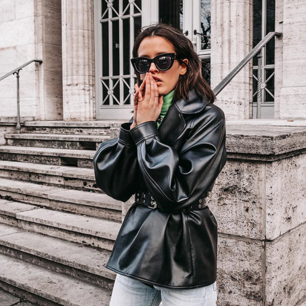 Övcsattal ellátott, modern, öko bőrből készült női kabát