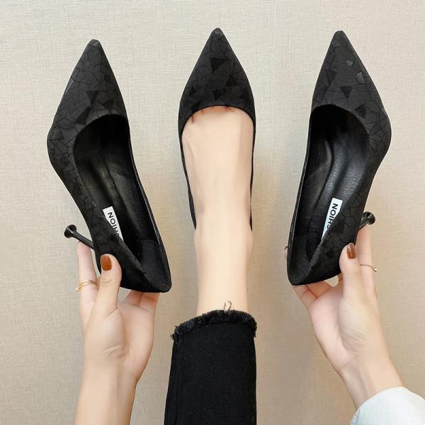 Κομψά γυναικεία υποδήματα με ψηλό τακονι  σε μαύρο χρώμα