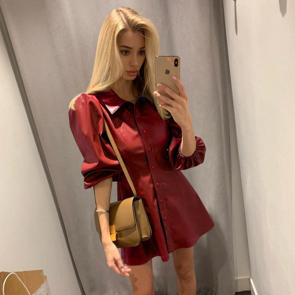 Testreszabott női ruha eko bőrből klasszikus gallérral, hosszú ujjakkal és gombokkal