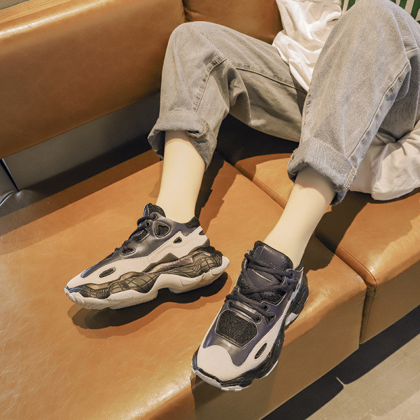 Női alkalmi tornacipő durva talppal, minden évszakhoz megfelelő