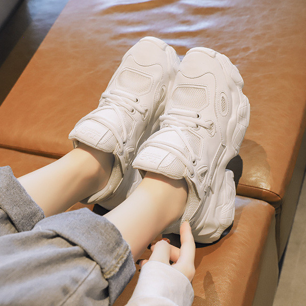 Női alkalmi tornacipő durva talppal, minden évszakhoz megfelelő