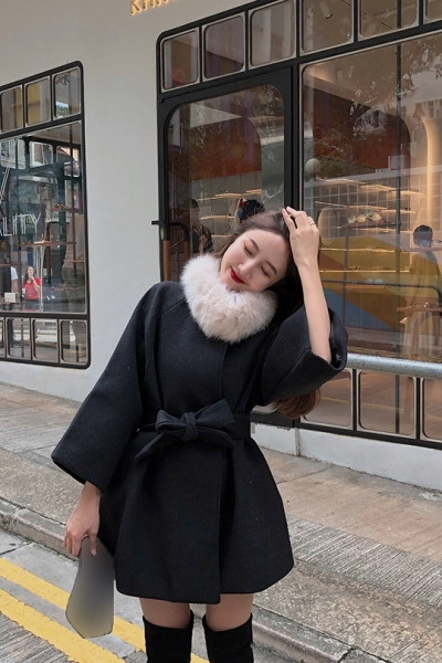 Модерно дамско палто с колан и пухена яка