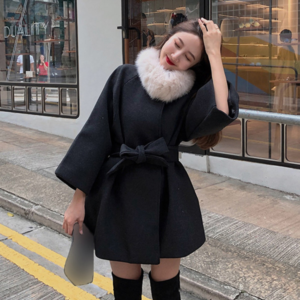 Модерно дамско палто с колан и пухена яка