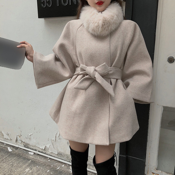 Модерно дамско палто с колан и пухена яка