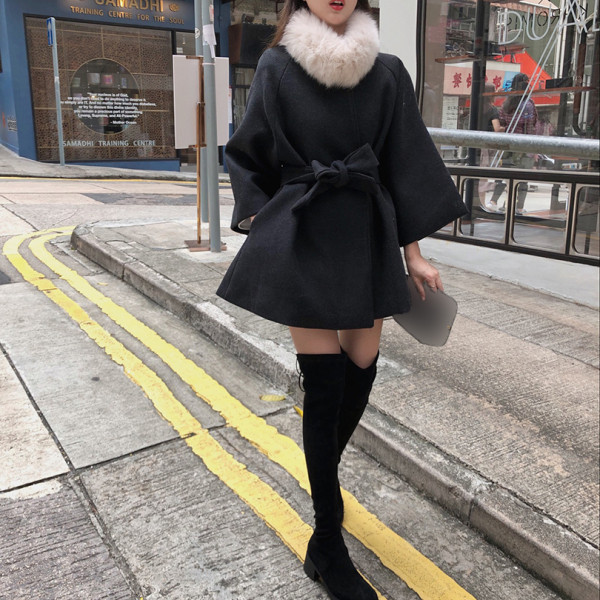 Модерно дамско палто с колан и пухена яка