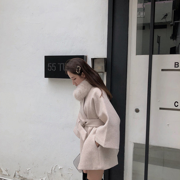 Модерно дамско палто с колан и пухена яка