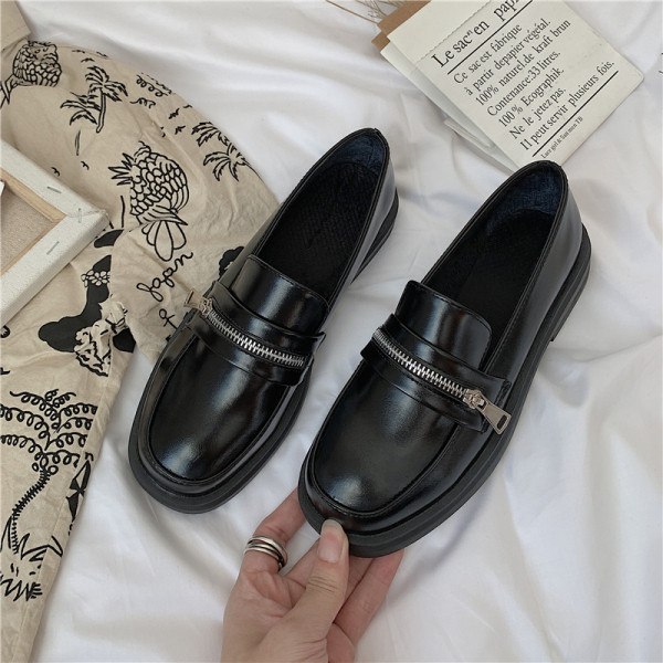 Alkalmi női mokaszin műbőrből, lapos talppal és dekoratív cipzárral