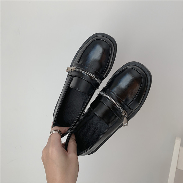 Alkalmi női mokaszin műbőrből, lapos talppal és dekoratív cipzárral