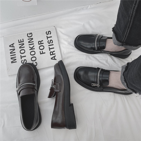 Alkalmi női mokaszin műbőrből, lapos talppal és dekoratív cipzárral