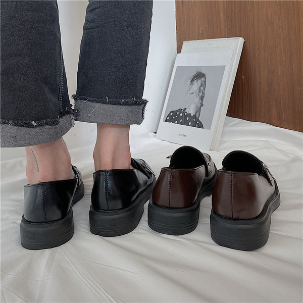 Alkalmi női mokaszin műbőrből, lapos talppal és dekoratív cipzárral