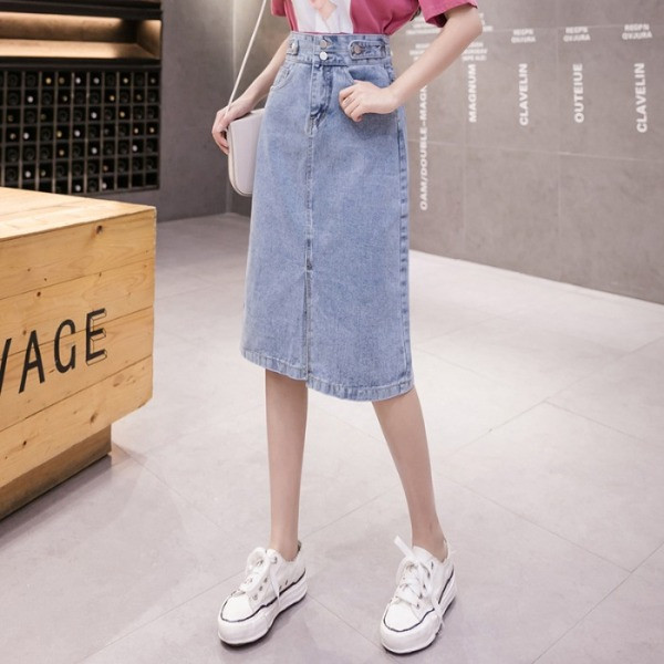 Magas derekú farmerszoknya és hasíték