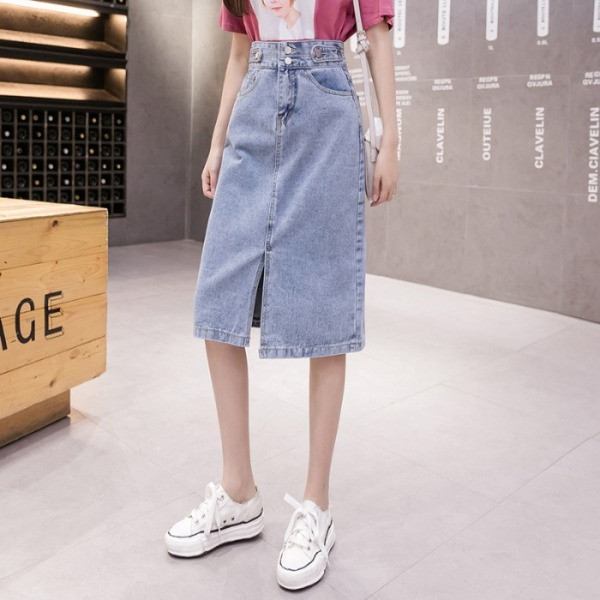 Magas derekú farmerszoknya és hasíték