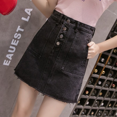 Rövid farmerszoknya gombokkal és magas derékkal