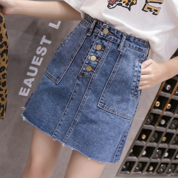 Rövid farmerszoknya gombokkal és magas derékkal