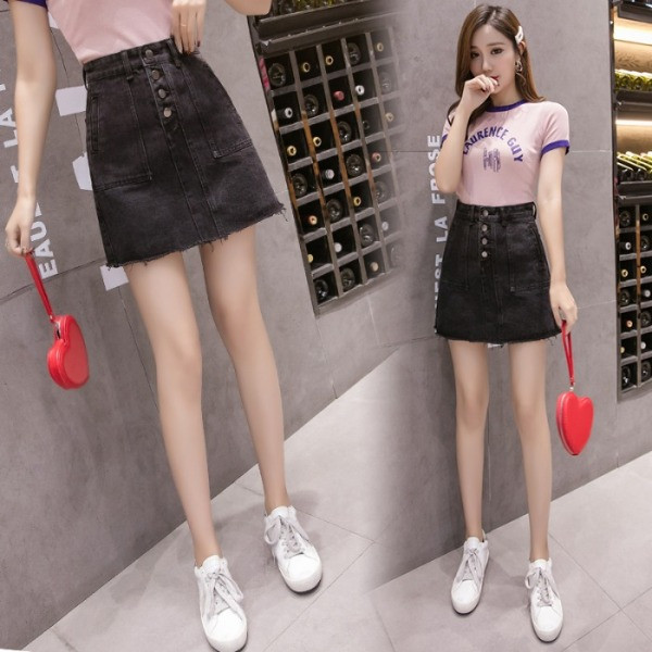 Rövid farmerszoknya gombokkal és magas derékkal