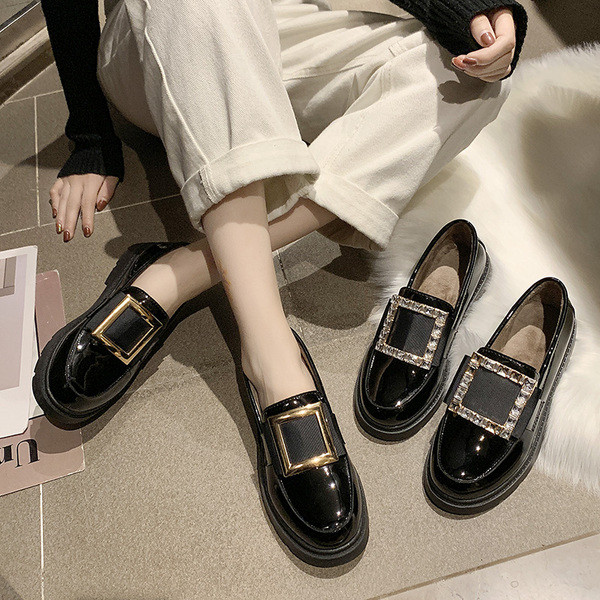 Modern női cipő lapos talppal és fém csattal - eko bőrből, fekete színben