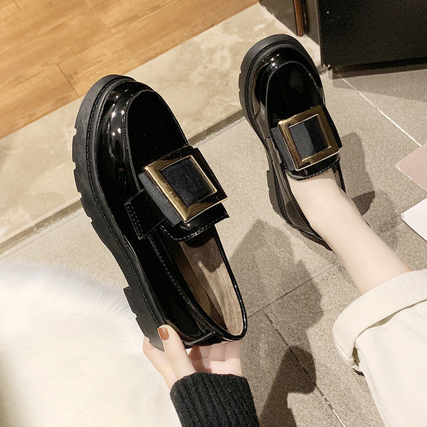 Modern női cipő lapos talppal és fém csattal - eko bőrből, fekete színben