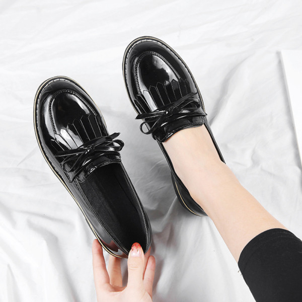 Alkalmi női bőrcipő lapos talppal és szalaggal