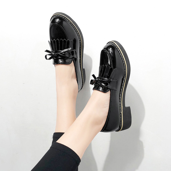 Alkalmi női bőrcipő lapos talppal és szalaggal