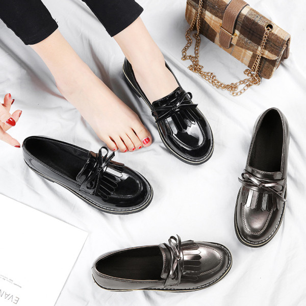 Alkalmi női bőrcipő lapos talppal és szalaggal