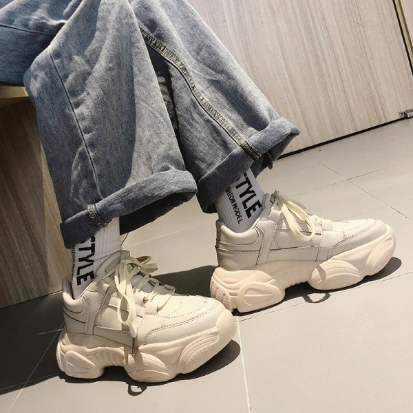 Αθλητικά γυναικεία παπούτσια  με σκληρή σόλα από  οικολογικό δέρμα