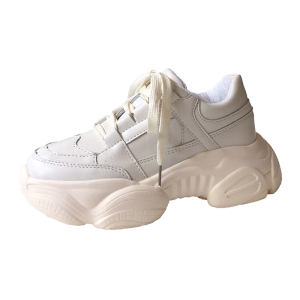 Αθλητικά γυναικεία παπούτσια  με σκληρή σόλα από  οικολογικό δέρμα