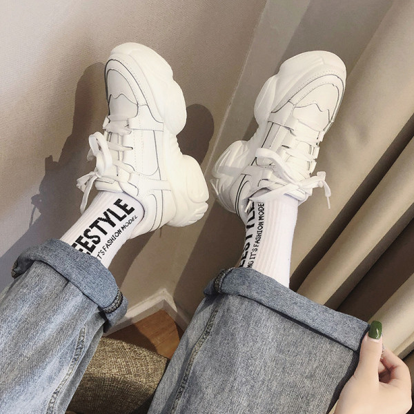 Αθλητικά γυναικεία παπούτσια  με σκληρή σόλα από  οικολογικό δέρμα