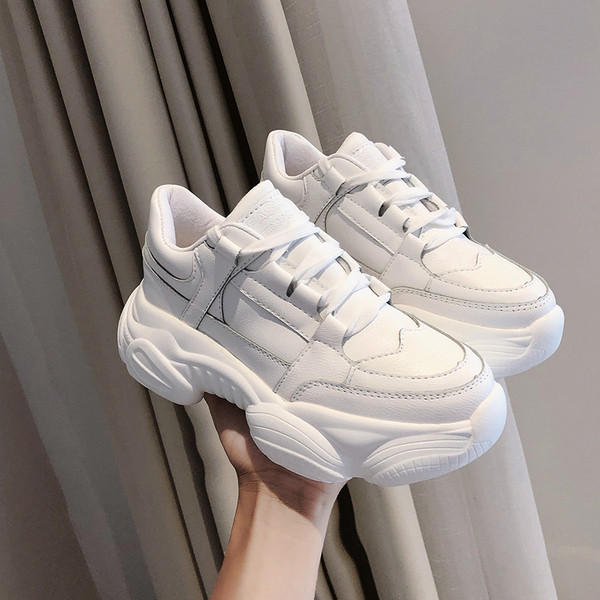 Αθλητικά γυναικεία παπούτσια  με σκληρή σόλα από  οικολογικό δέρμα