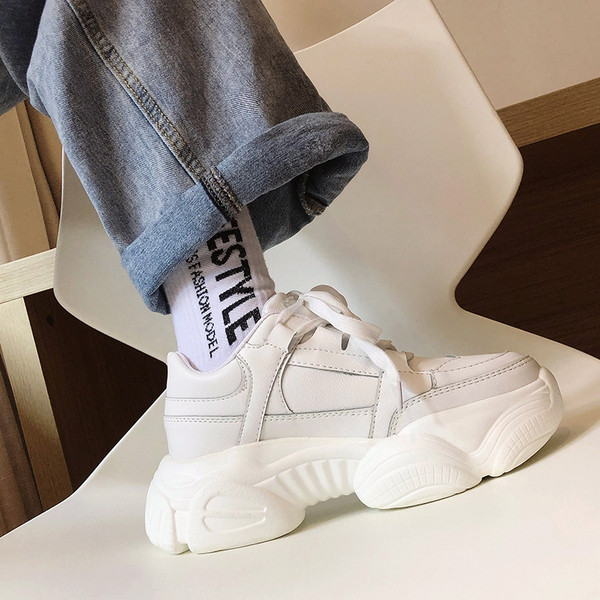 Αθλητικά γυναικεία παπούτσια  με σκληρή σόλα από  οικολογικό δέρμα