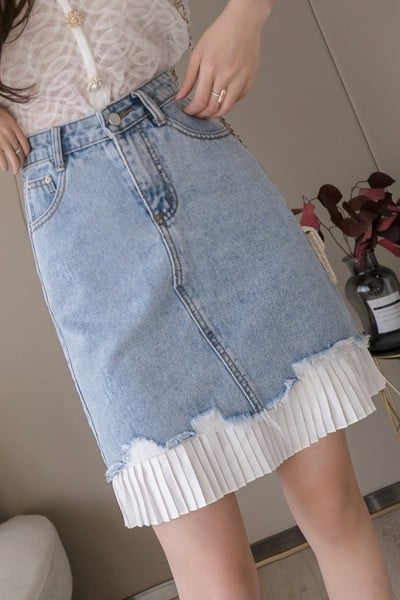 Modern női farmerszoknya hajtogatott résszel és magas derékkal