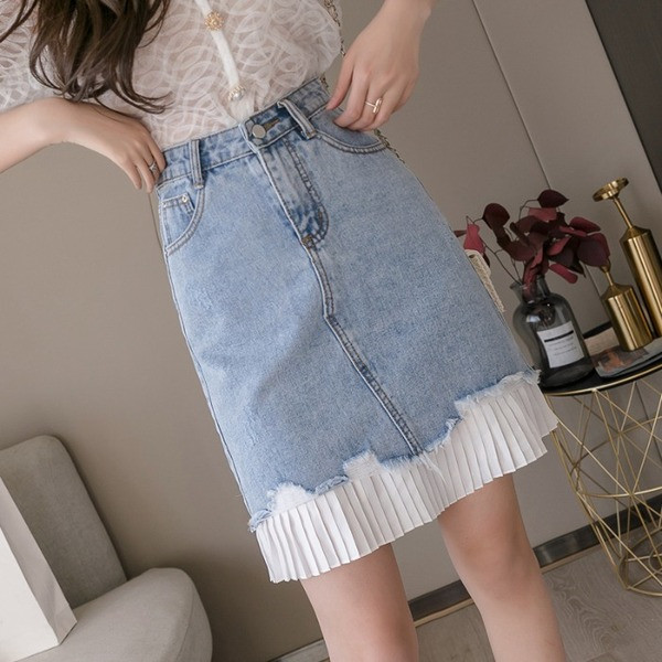 Modern női farmerszoknya hajtogatott résszel és magas derékkal