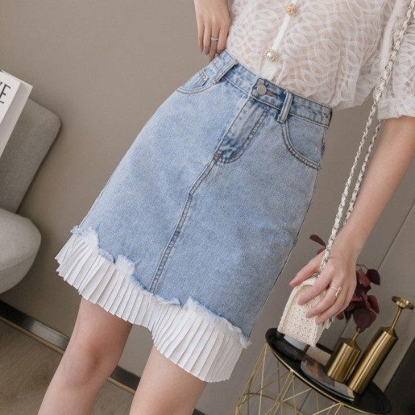 Modern női farmerszoknya hajtogatott résszel és magas derékkal